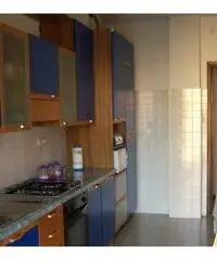 Ampia camera per ragazza uso singolo letto grande Ampia camera per ragazza uso singolo letto grande