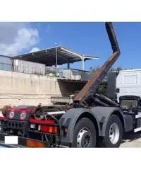 Iveco 260e31 con gancio scarrabile