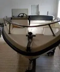 Barca con carrello e motore