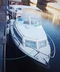 Barca a motore cabinata Barca a motore cabinata
