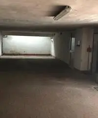 Ampio posto auto per macchine di dimensioni medio/grandi Ampio posto auto per macchine di dimensioni medio/grandi