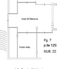 Ampio posto auto per macchine di dimensioni medio/grandi Ampio posto auto per macchine di dimensioni medio/grandi
