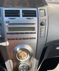 Toyota yaris 1.0 5p. active. 2011